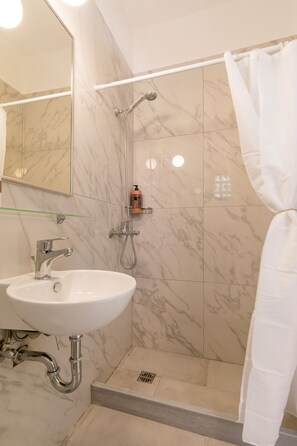 Shower, free toiletries, hair dryer, towels - Marilena Apartments & Studios (Corfu)