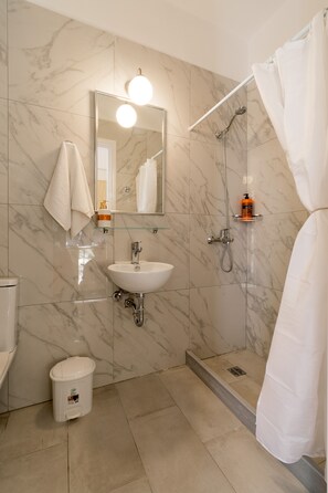 Dusche, kostenlose Toilettenartikel, Haartrockner, Handtücher