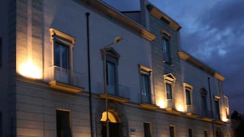 Boendets fasad - kvÀll/natt