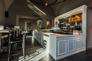 Petit déjeuner buffet (10 EUR par personne)