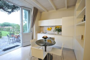 Full-sized fridge, oven, stovetop, dishwasher