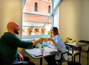 Petit déjeuner buffet servi tous les jours en supplément
