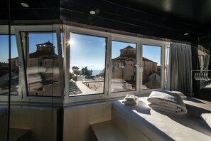 Superior tweepersoonskamer | Een bureau, verduisterende gordijnen, geluiddichte muren