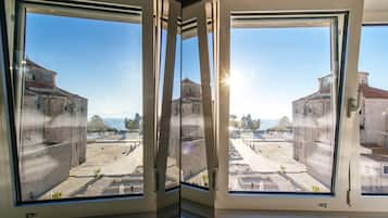 Doppia Superior | Una scrivania, tende oscuranti, insonorizzazione, ferro/asse da stiro