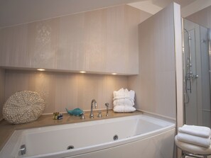 Suite, Hot Tub, Sea View | Bathroom | Designer toiletries, hair dryer, slippers, towels - San Pietro Palace Hotel (Finale Ligure)