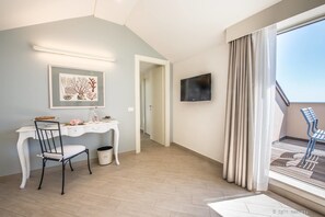 Suite, sjøutsikt | Senget øy av topp kvalitet, dundyner, minibar og safe på rommet