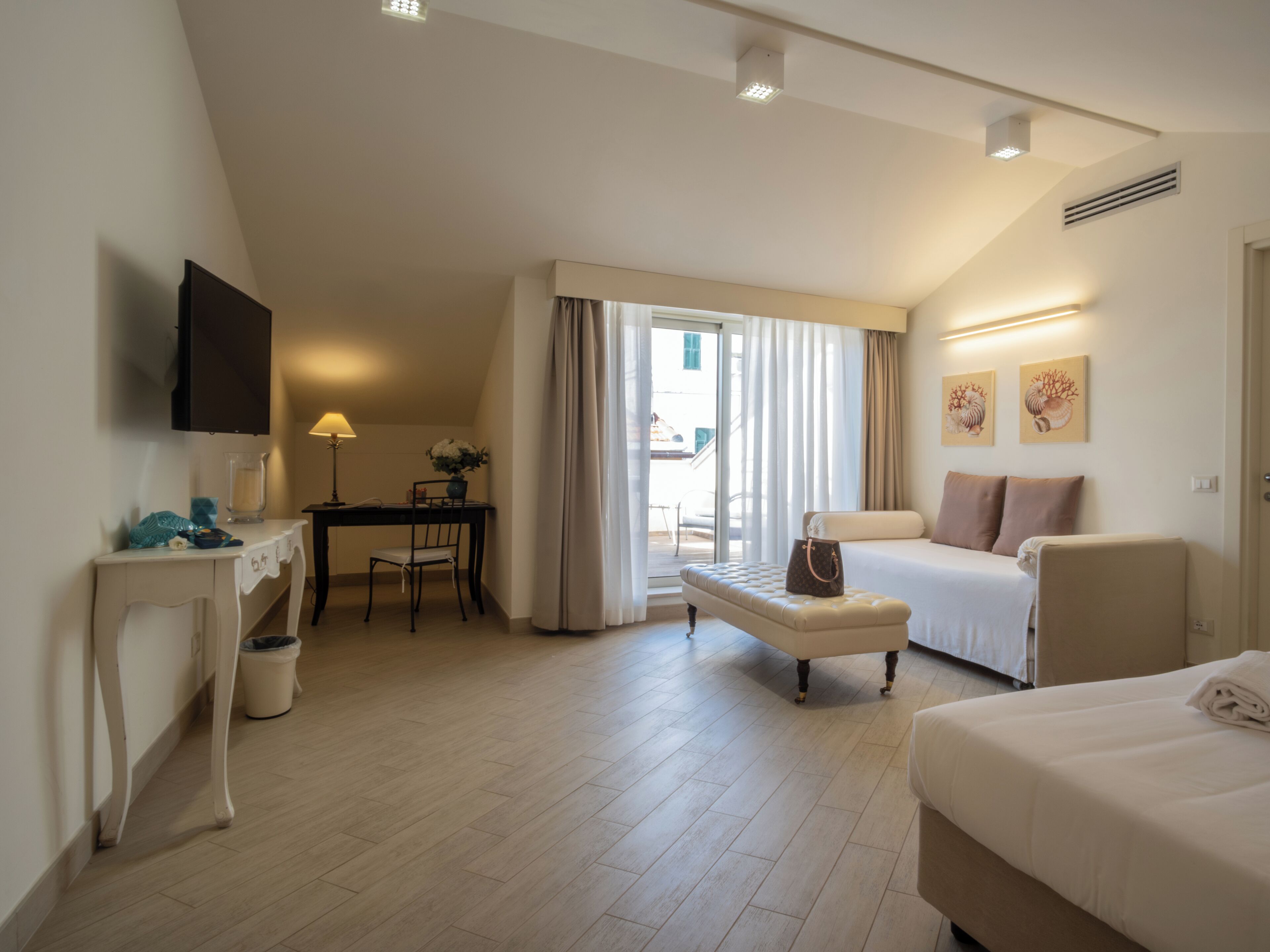 Junior Studio Suite, Hot Tub, Partial Sea View