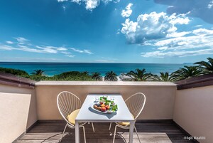 Suite Junior, terrazzo, vista mare | Biancheria da letto di alta qualità, copriletto in piuma, minibar