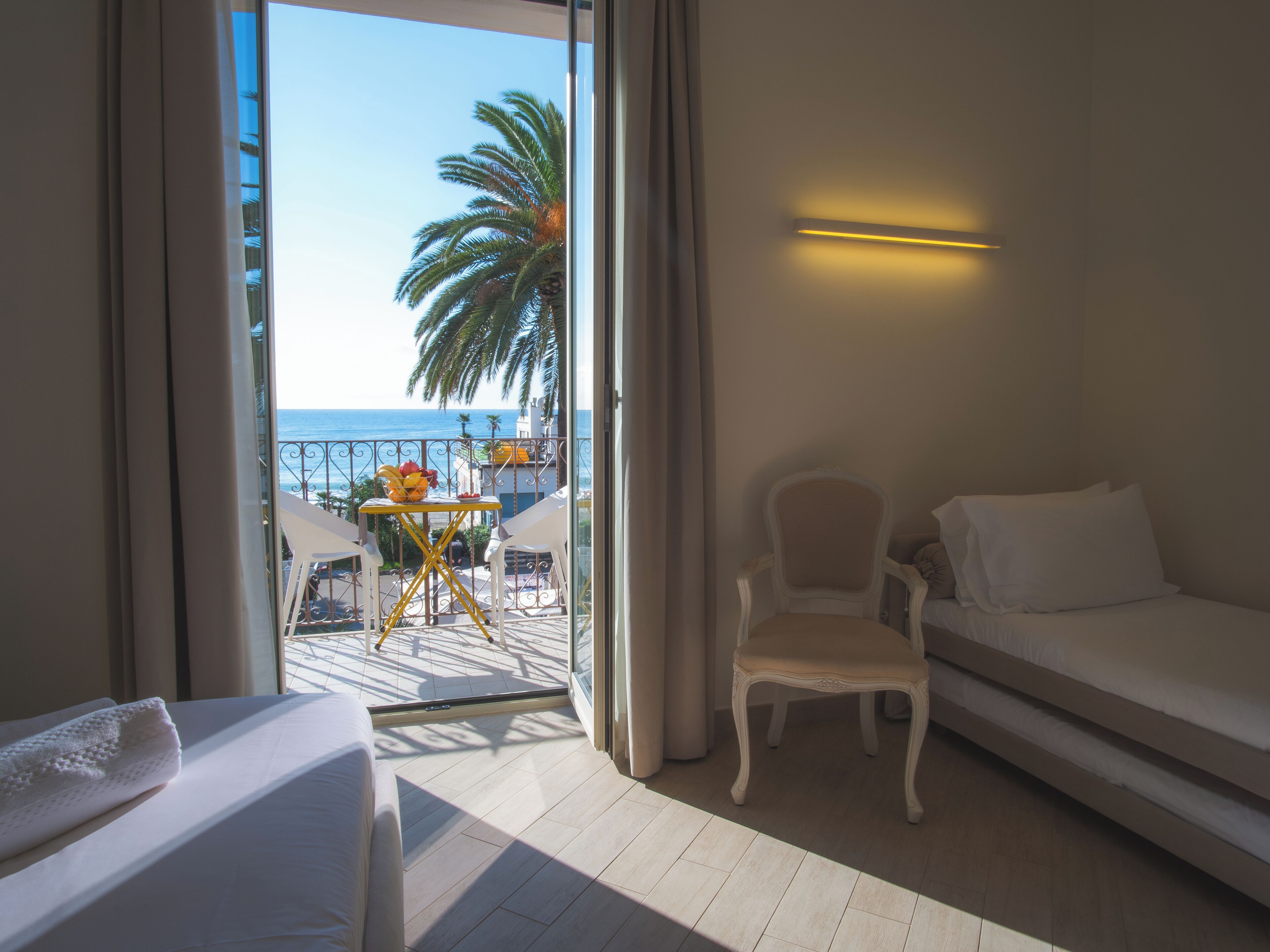 Camera Deluxe, vista mare | Biancheria da letto di alta qualità, copriletto in piuma, minibar