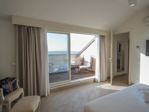Suite, Hot Tub, Sea View | Premium bedding, down duvets, minibar, in-room safe - San Pietro Palace Hotel (Finale Ligure)