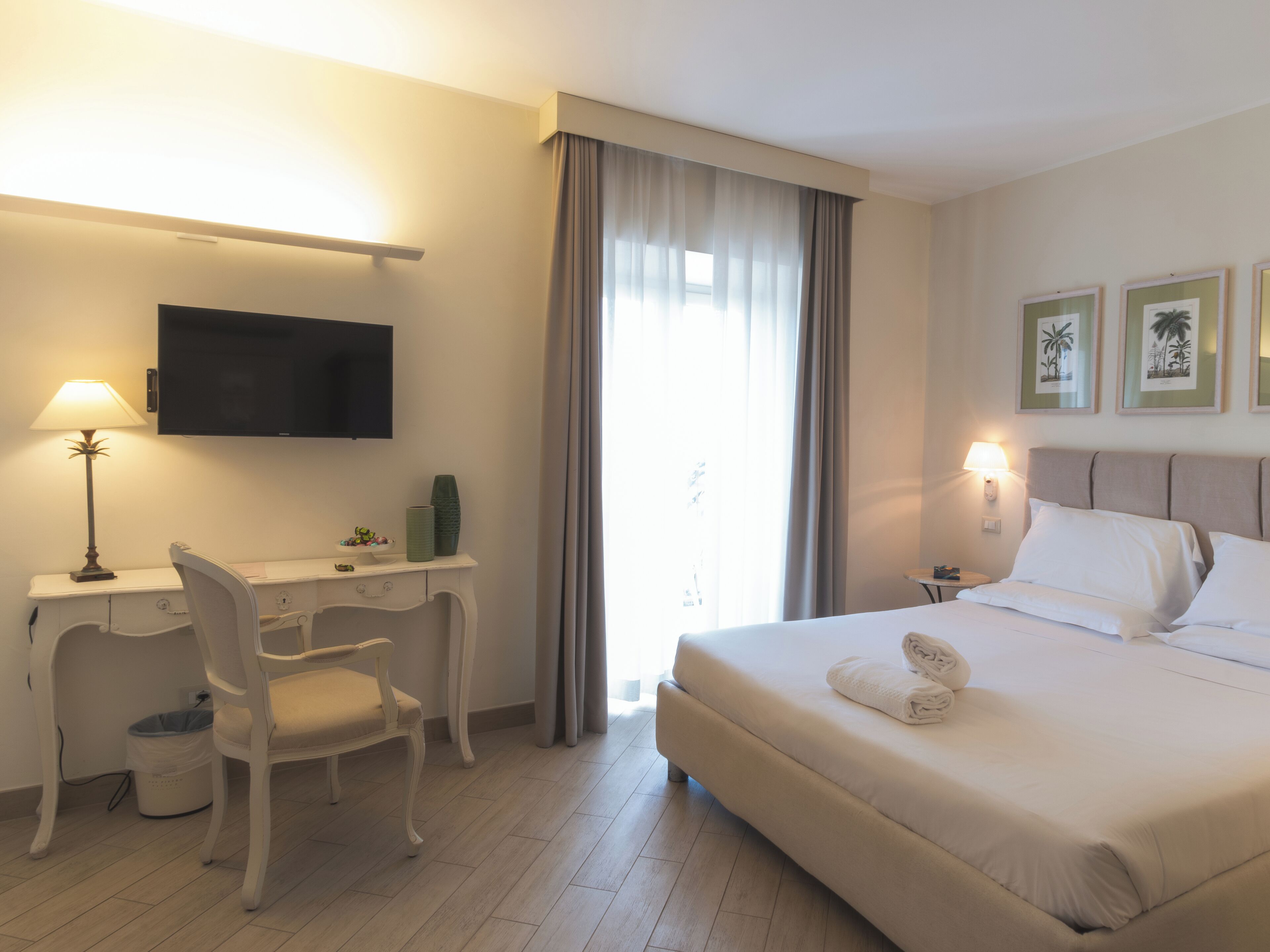 Biancheria da letto di alta qualità, copriletto in piuma, minibar