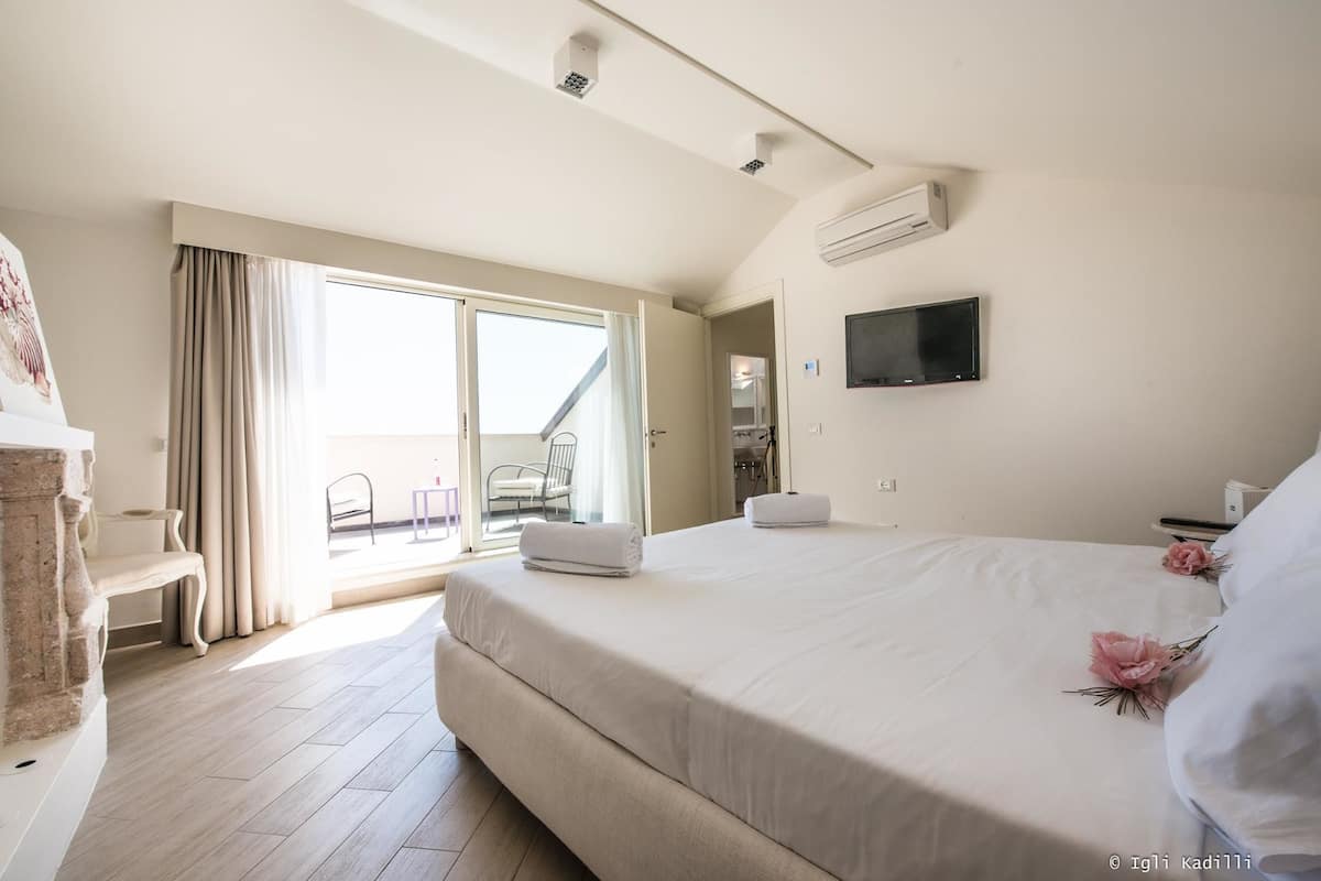 Double Room, Balcony, Sea View | Premium bedding, down comforters, minibar, in-room safe