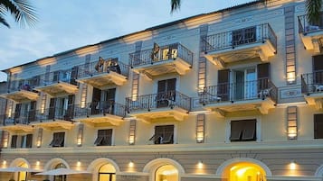 Fachada da propriedade à noite