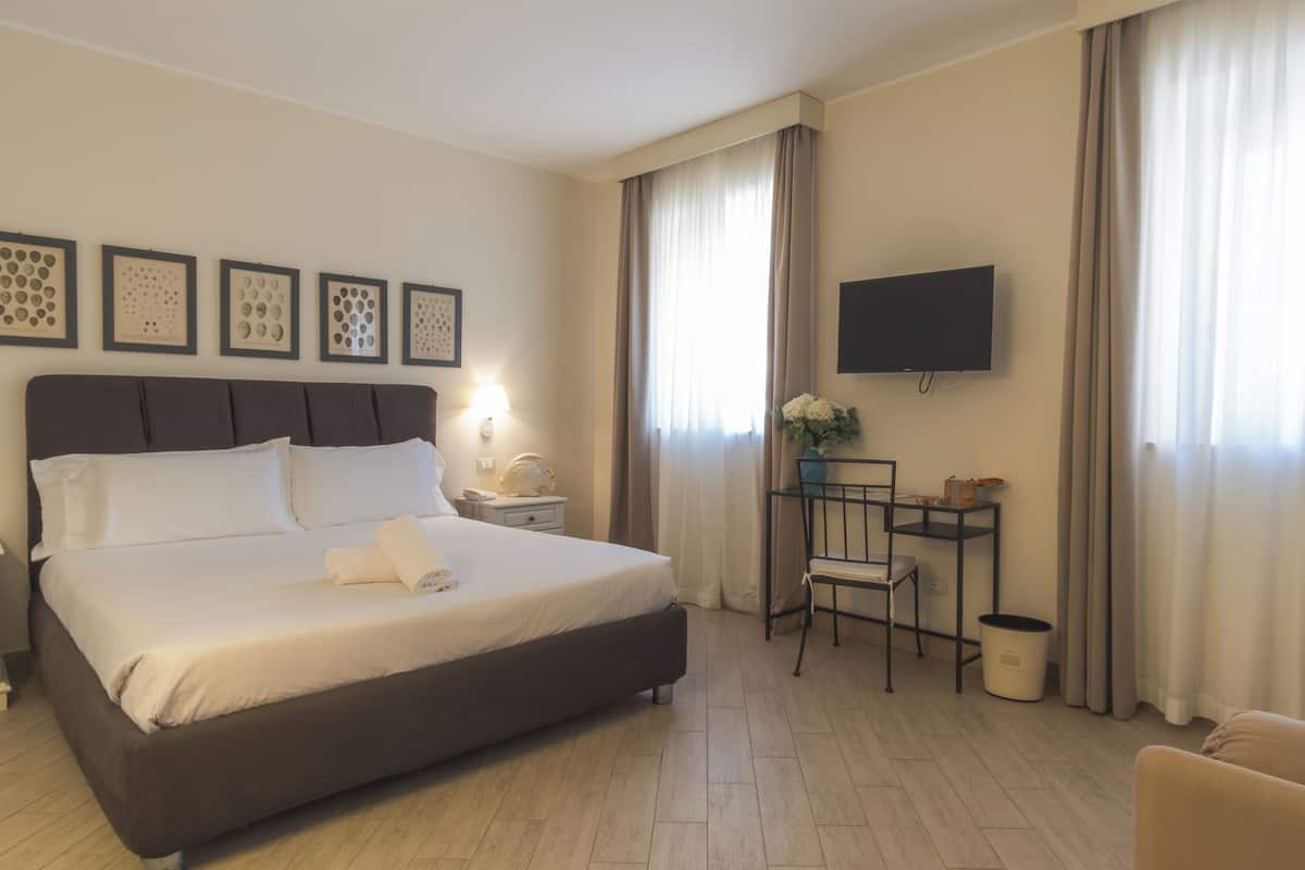 Premium bedding, down comforters, minibar, in-room safe