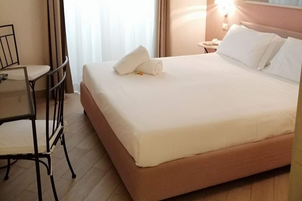 高級寢具、羽絨被、迷你吧、客房內保險箱