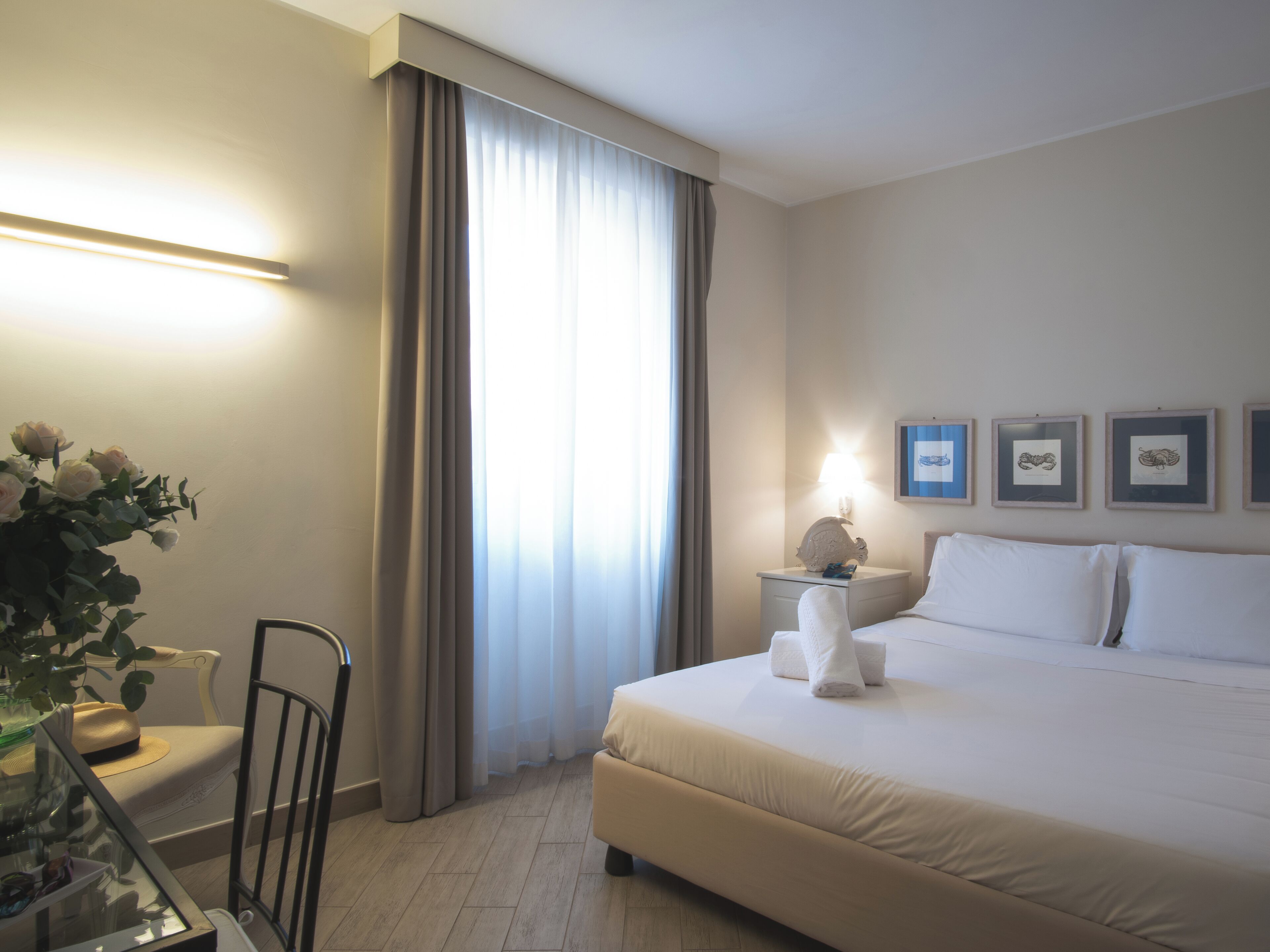 Biancheria da letto di alta qualità, copriletto in piuma, minibar