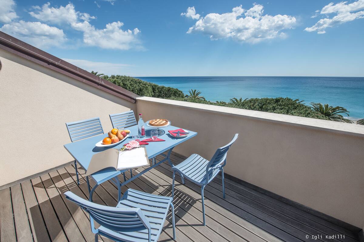 Suite, vista al mar | Ropa de cama de alta calidad, edredón y minibar