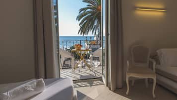 Chambre Deluxe, vue mer | Literie de qualité supérieure, couette en duvet d'oie, minibar