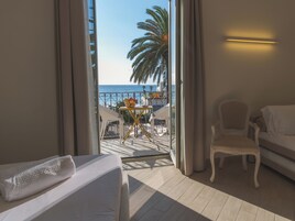 Habitación Deluxe, vistas al mar | Ropa de cama de alta calidad, edredones de plumas, minibar y caja fuerte