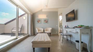 Suíte júnior, terraço, vista para o mar | 1 quarto, roupas de cama premium, edredons de pluma, frigobar
