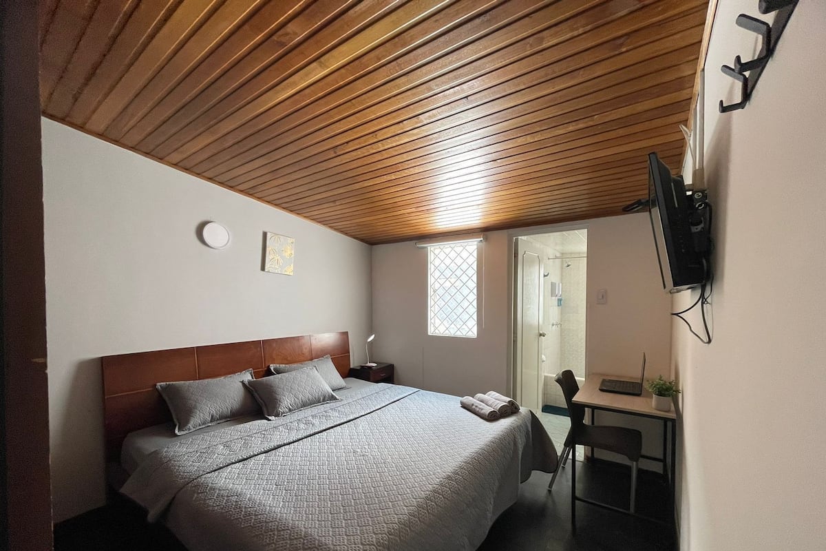 Habitación doble | Muebles diferentes, cortinas blackout, wifi gratis y ropa de cama