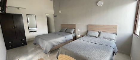 Muebles diferentes, cortinas blackout, wifi gratis y ropa de cama