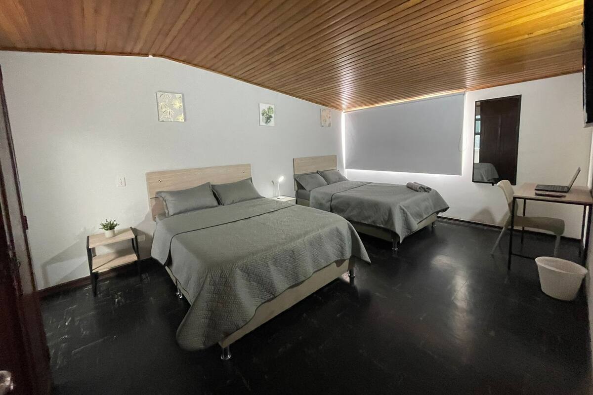 Muebles diferentes, cortinas blackout, wifi gratis y ropa de cama