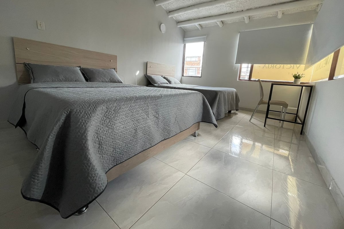 Habitación triple | Muebles diferentes, cortinas blackout, wifi gratis y ropa de cama
