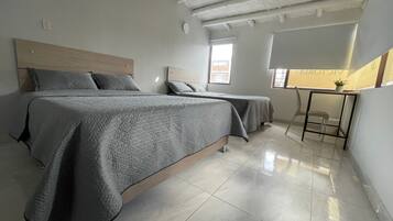 Dreibettzimmer | Individuell eingerichtet, Verdunkelungsvorhänge, kostenloses WLAN