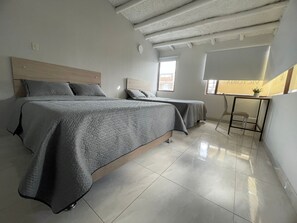 Habitación triple | Mobiliario individual, cortinas opacas, wifi gratis y ropa de cama