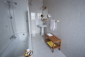 Superior Double Room | Bathroom | Shower, hair dryer, bidet, towels - Hotel Pompei (Scafati)