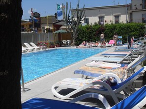 Piscine extérieure (ouverte en saison), chaises longues