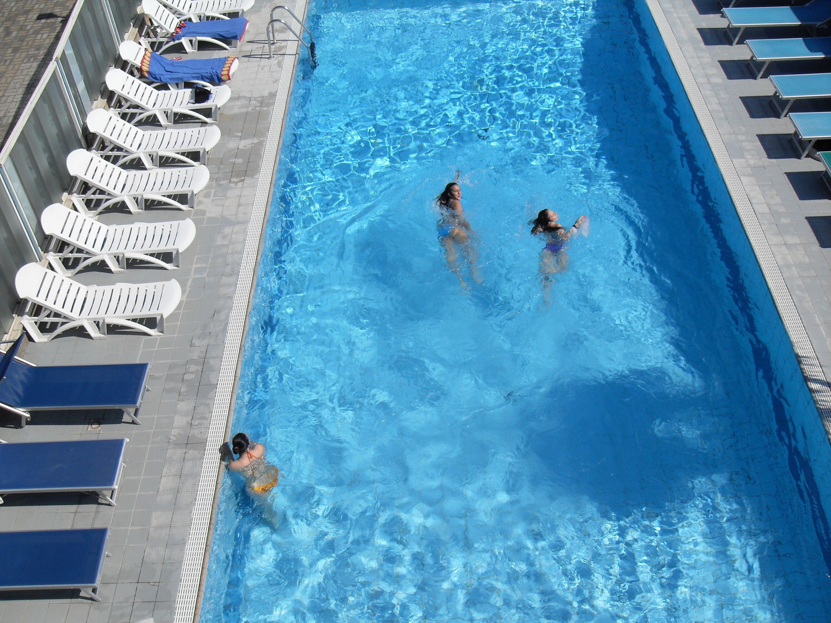 Piscine extérieure (ouverte en saison), chaises longues