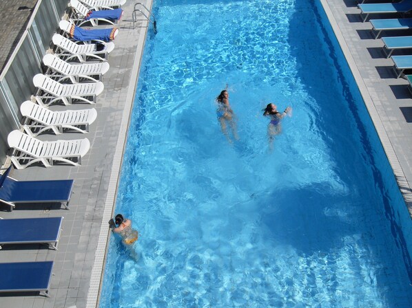 Hồ bơi ngoài trời phục vụ theo mùa, ghế dài tắm nắng 