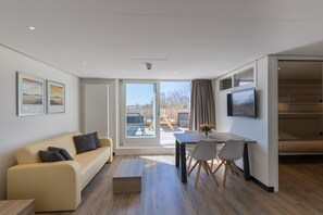 Familie suite (2 Adults, 2 Children) | Een kluis op de kamer, een bureau, verduisterende gordijnen, gratis wifi