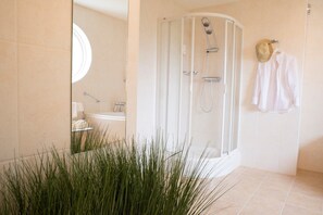 Deluxe tweepersoonskamer, balkon | Badkamer | Een douche, een regendouche, een haardroger, handdoeken
