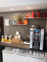 Se ofrece un desayuno bufé (14.20 EUR por persona)