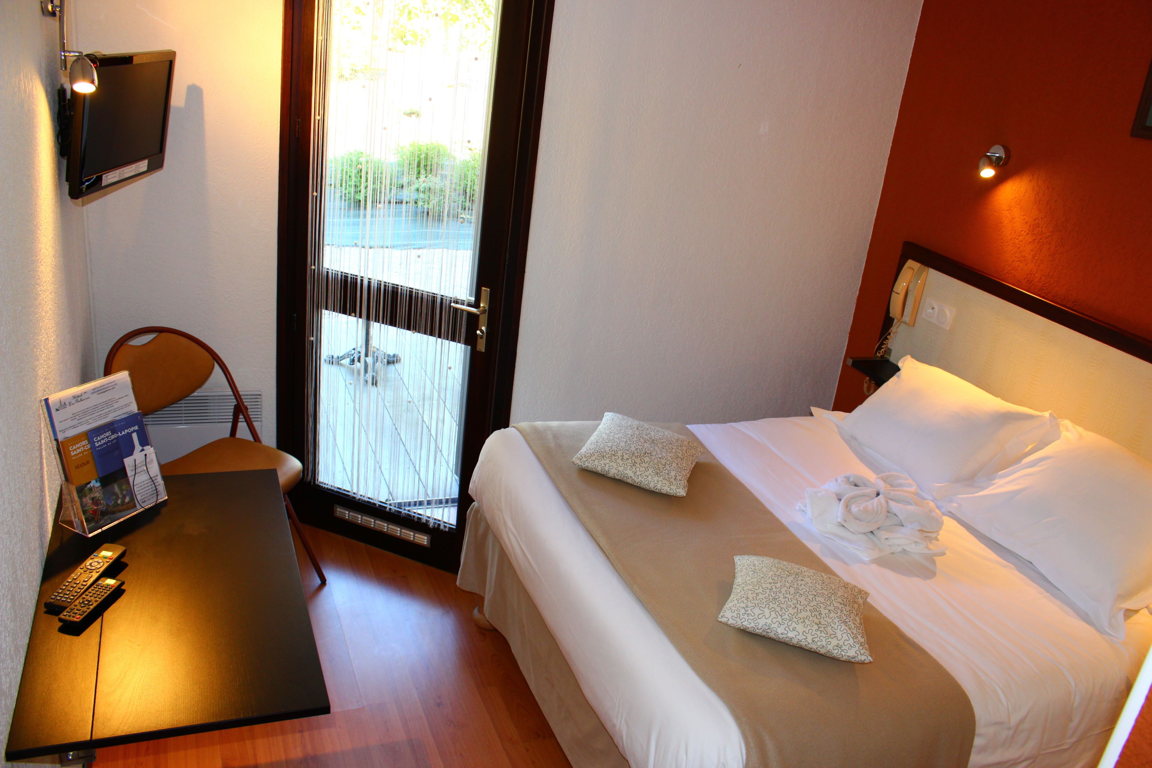 double room, ground floor, side laurel | individually decorated, individually furnished, desk, laptop workspace