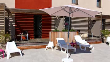 Chambre avec Lits Jumeaux, RDC, côté piscine avec terrasse | Vue de la chambre