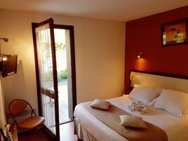 Habitación doble | Decoración individual, mobiliario individual, escritorio