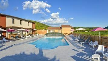 Hồ bơi ngoài trời, mở cửa từ 7:00 đến 21:00, ghế dài tắm nắng