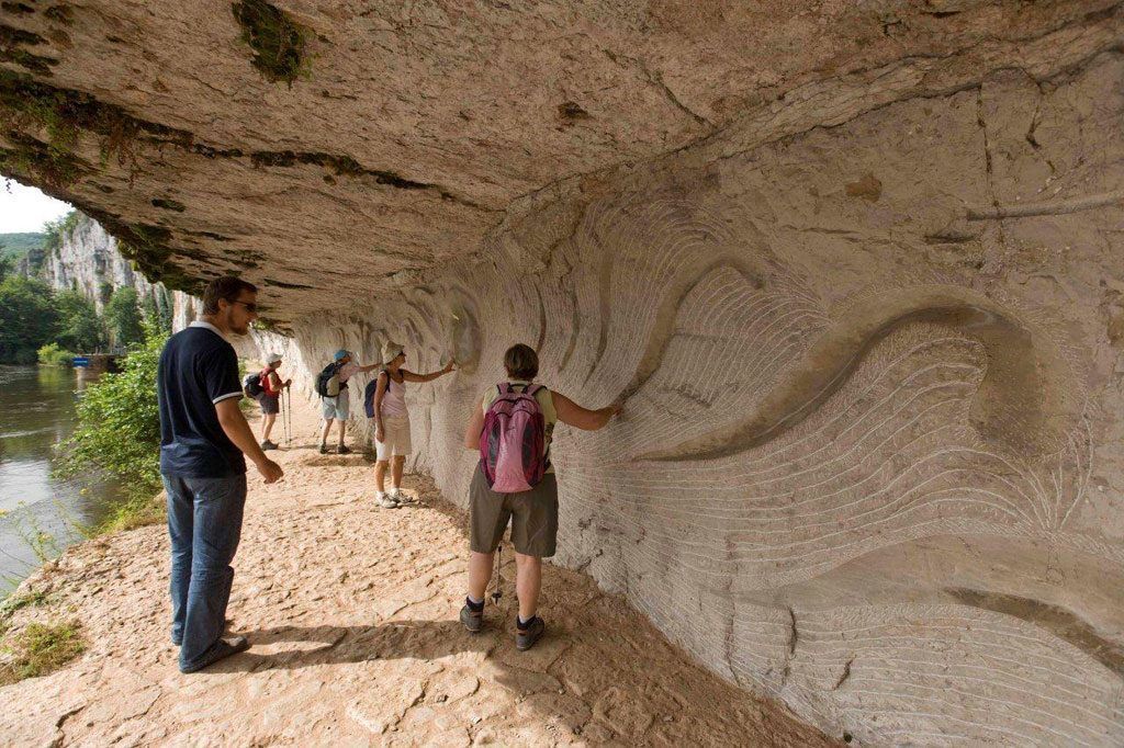 Eine Höhle mit natürlichen Felsformationen und einem Fluss im Hintergrund.