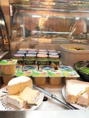 Tägliches Frühstücksbuffet (12 EUR pro Person)