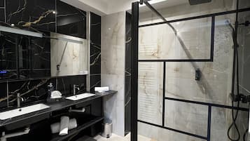 Familienzimmer | Badezimmer | Kostenlose Toilettenartikel, Haartrockner, Handtücher