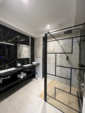 Chambre familiale | Salle de bain | Articles de toilette (gratuits), séchoir à cheveux, serviettes fournies