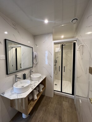 Habitación familiar | Baño | Amenidades de baño gratuitas, secadora de cabello, toallas 