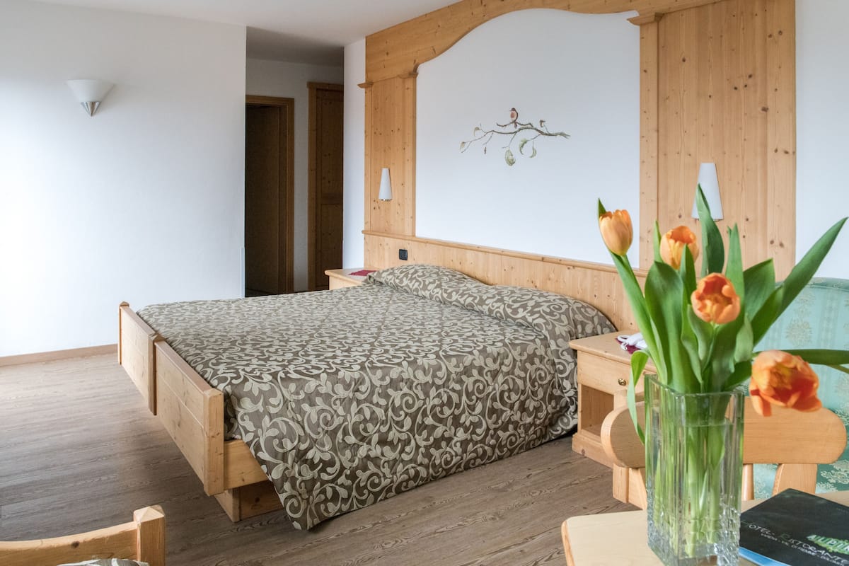 in-room safe, desk, laptop workspace, blackout curtains