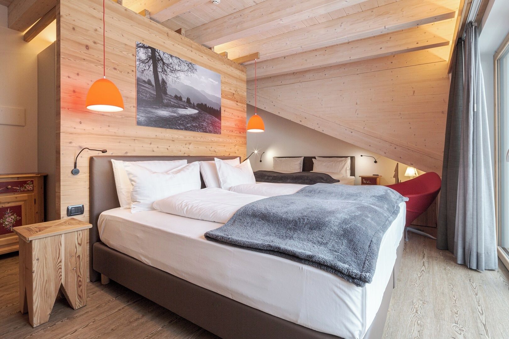 خزنة داخل الغرفة ومكتب ومساحة عمل للكمبيوتر المحمول وستائر تعتيم