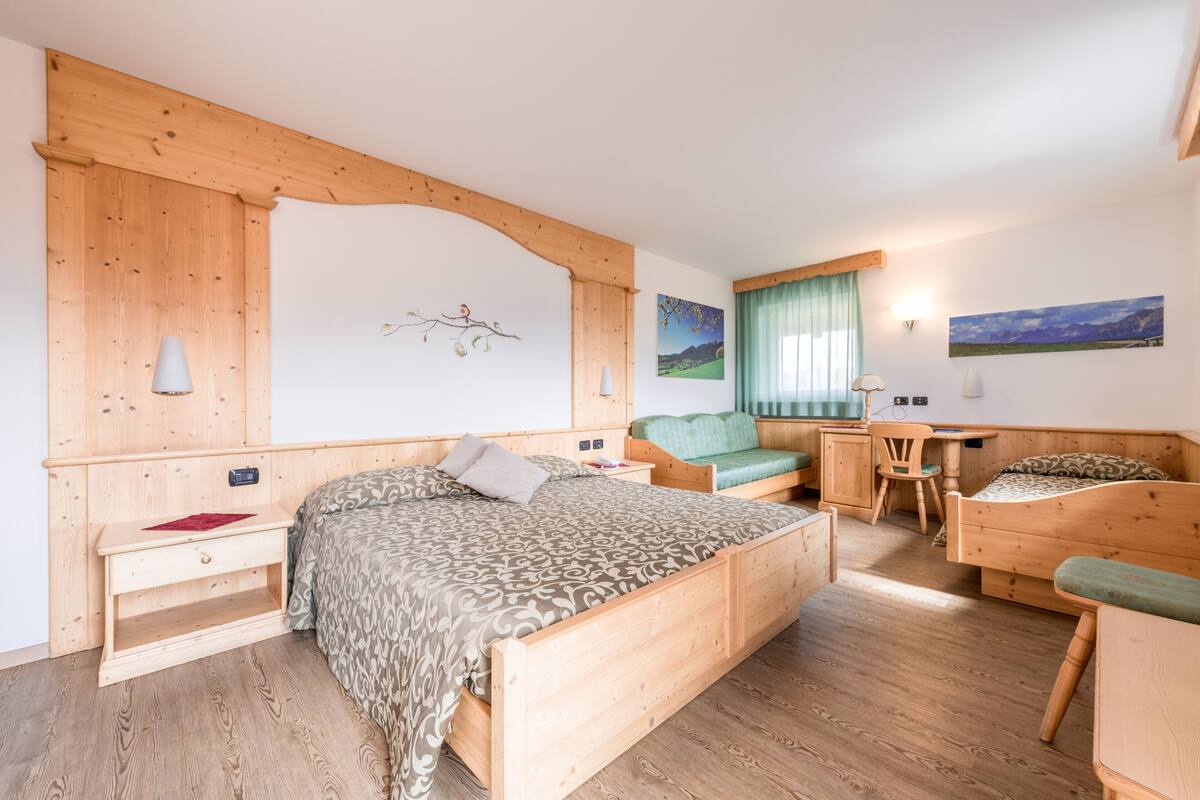 in-room safe, desk, laptop workspace, blackout curtains