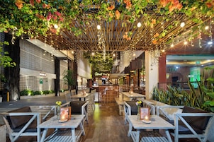 2 bars/lounges, rooftop bar